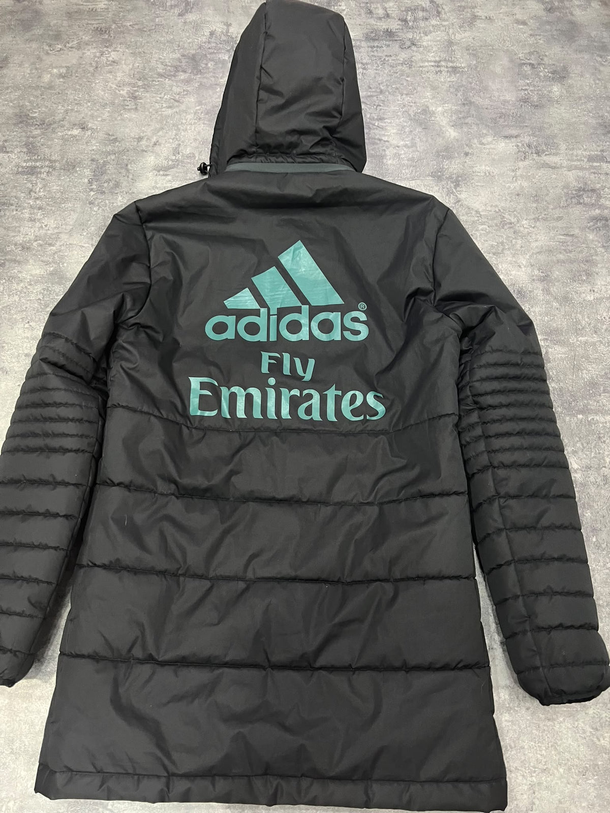 Abrigo Real Madrid Adidas Fly Emirates – Long Padded Football Bench Coat Black