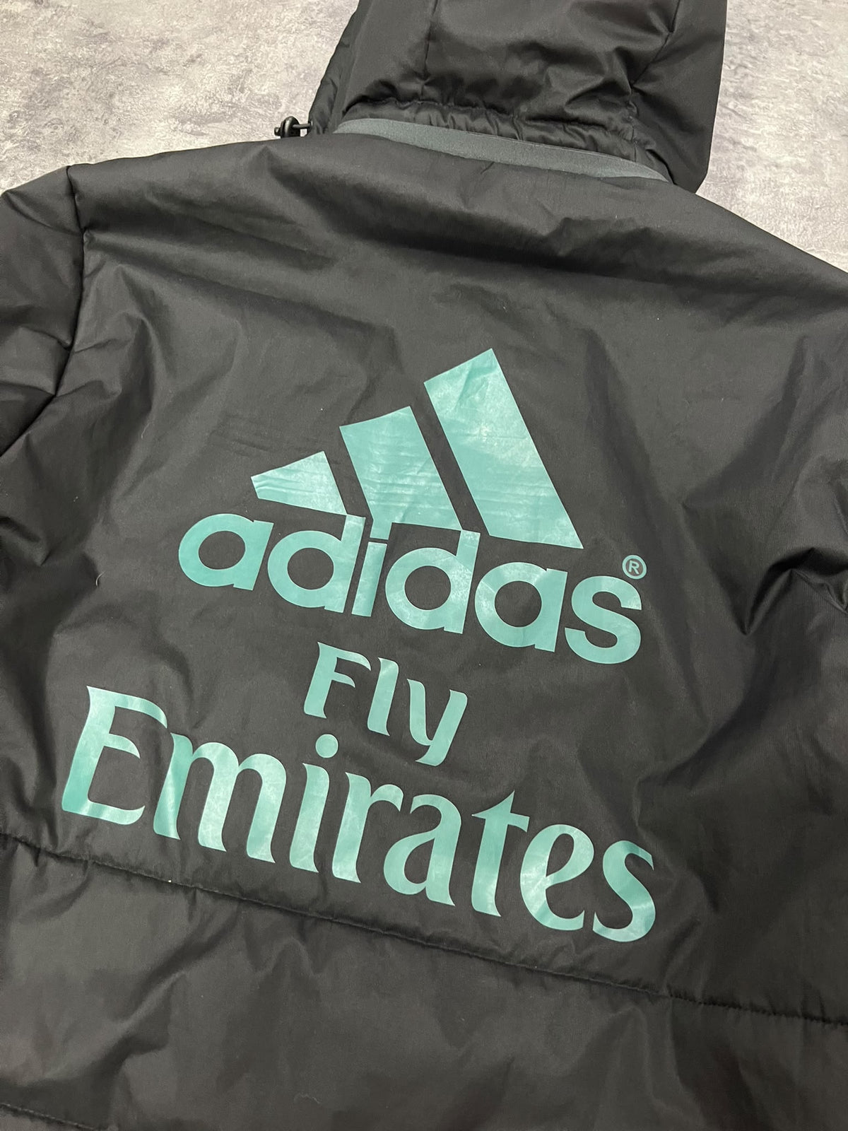 Abrigo Real Madrid Adidas Fly Emirates – Long Padded Football Bench Coat Black