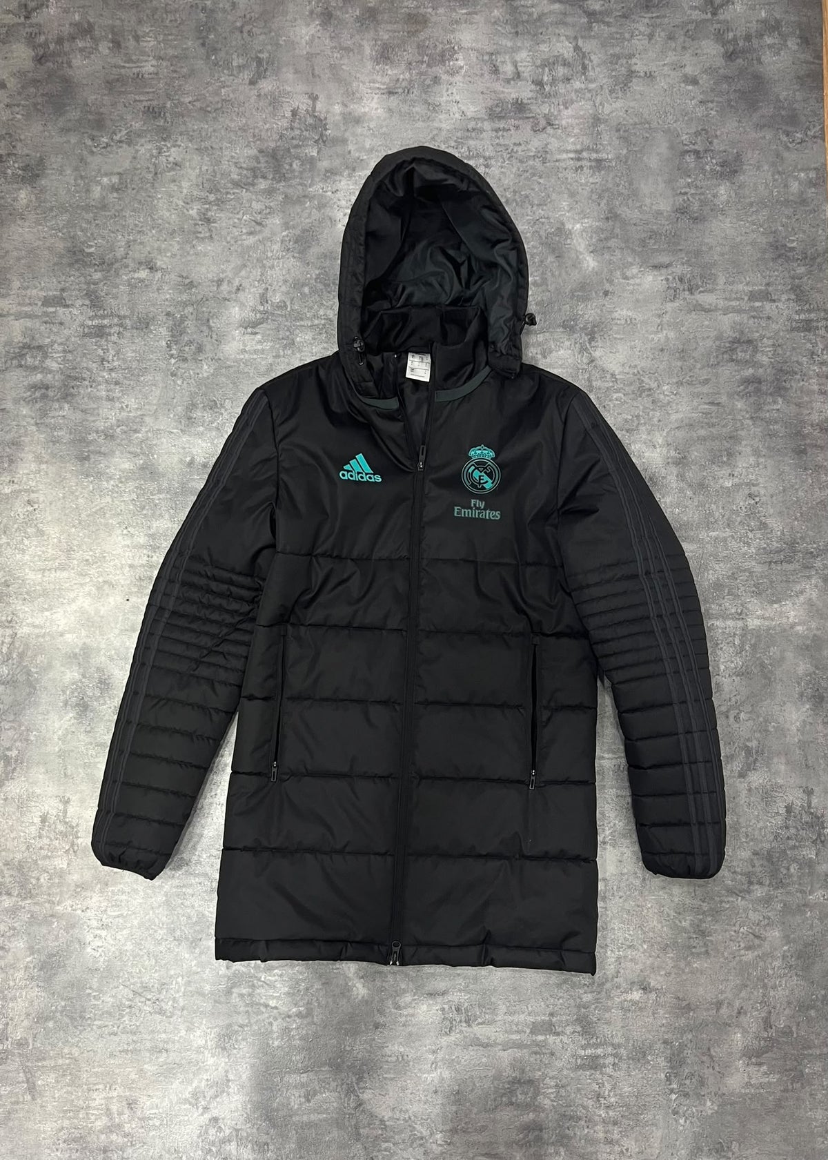 Abrigo Real Madrid Adidas Fly Emirates – Long Padded Football Bench Coat Black