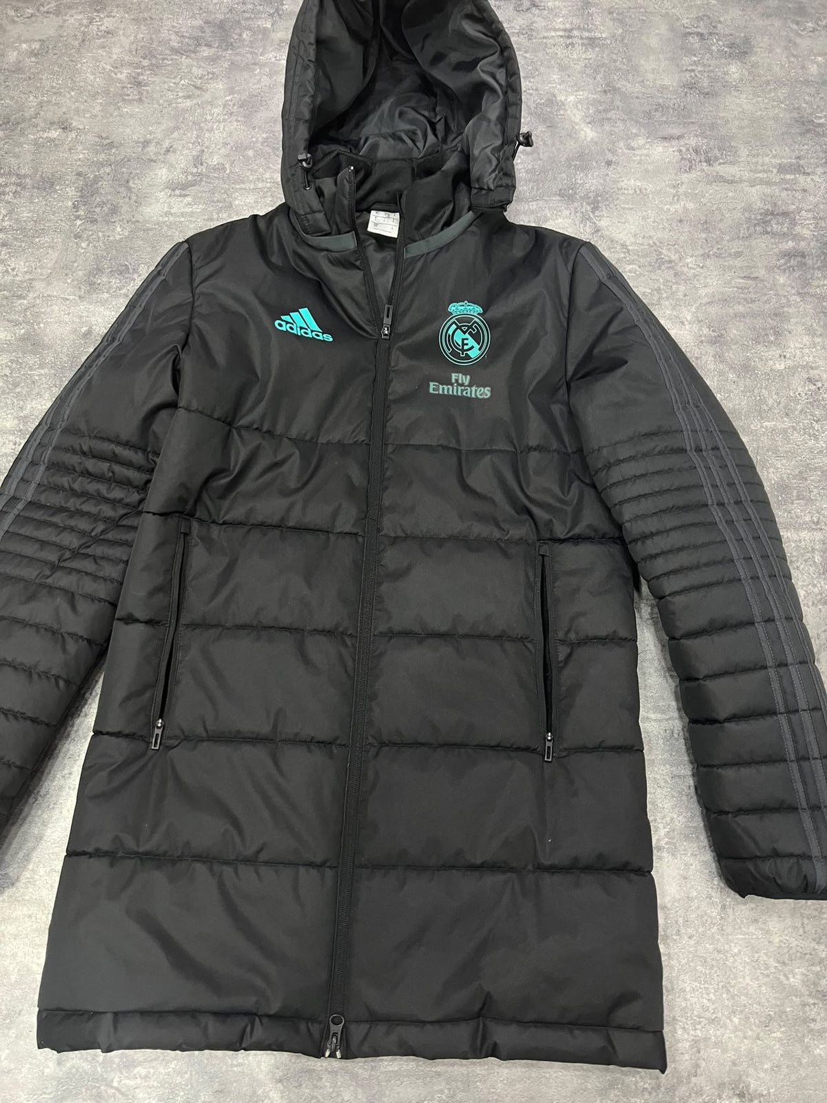 Abrigo Real Madrid Adidas Fly Emirates – Long Padded Football Bench Coat Black