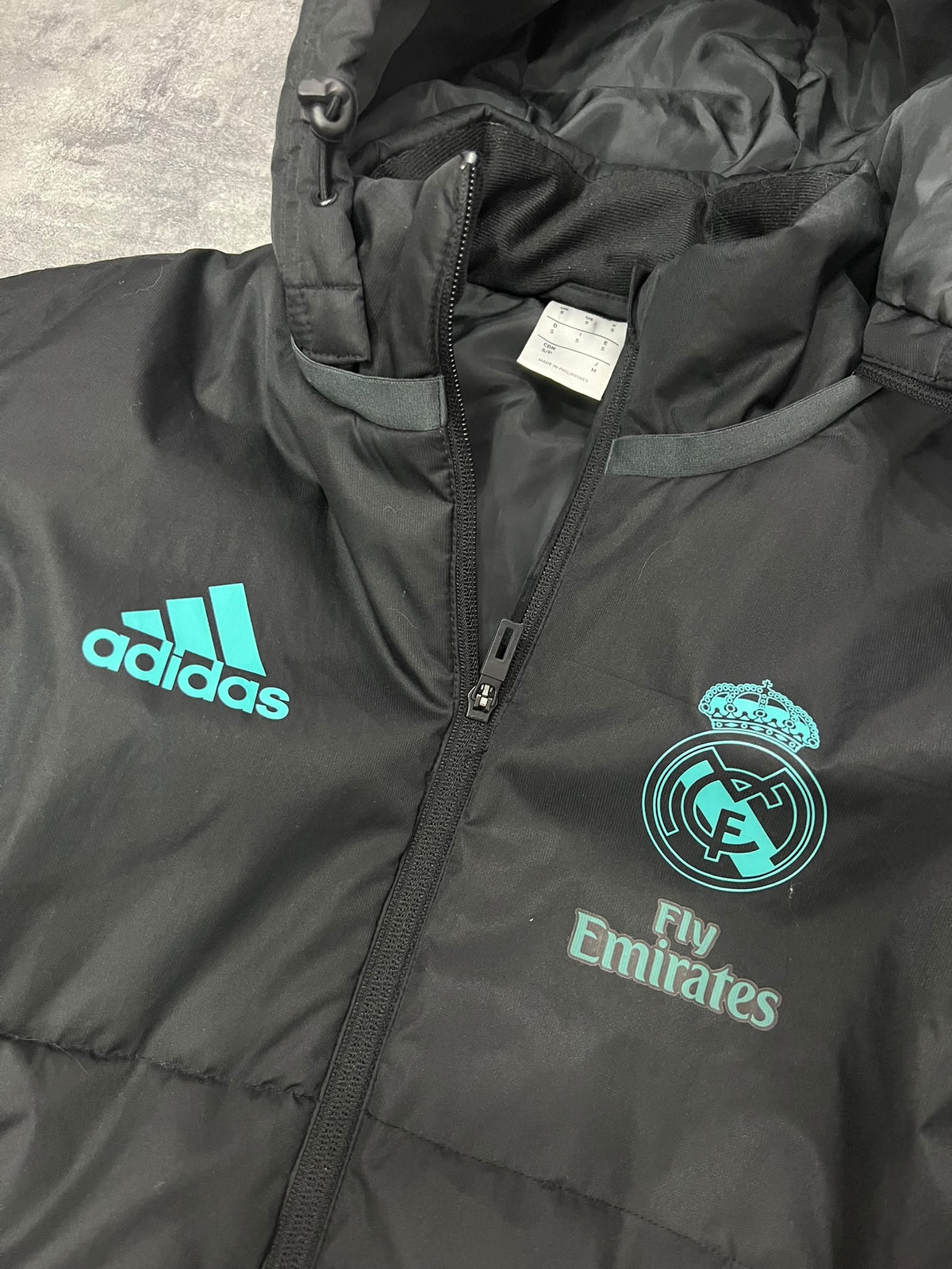 Abrigo Real Madrid Adidas Fly Emirates – Long Padded Football Bench Coat Black