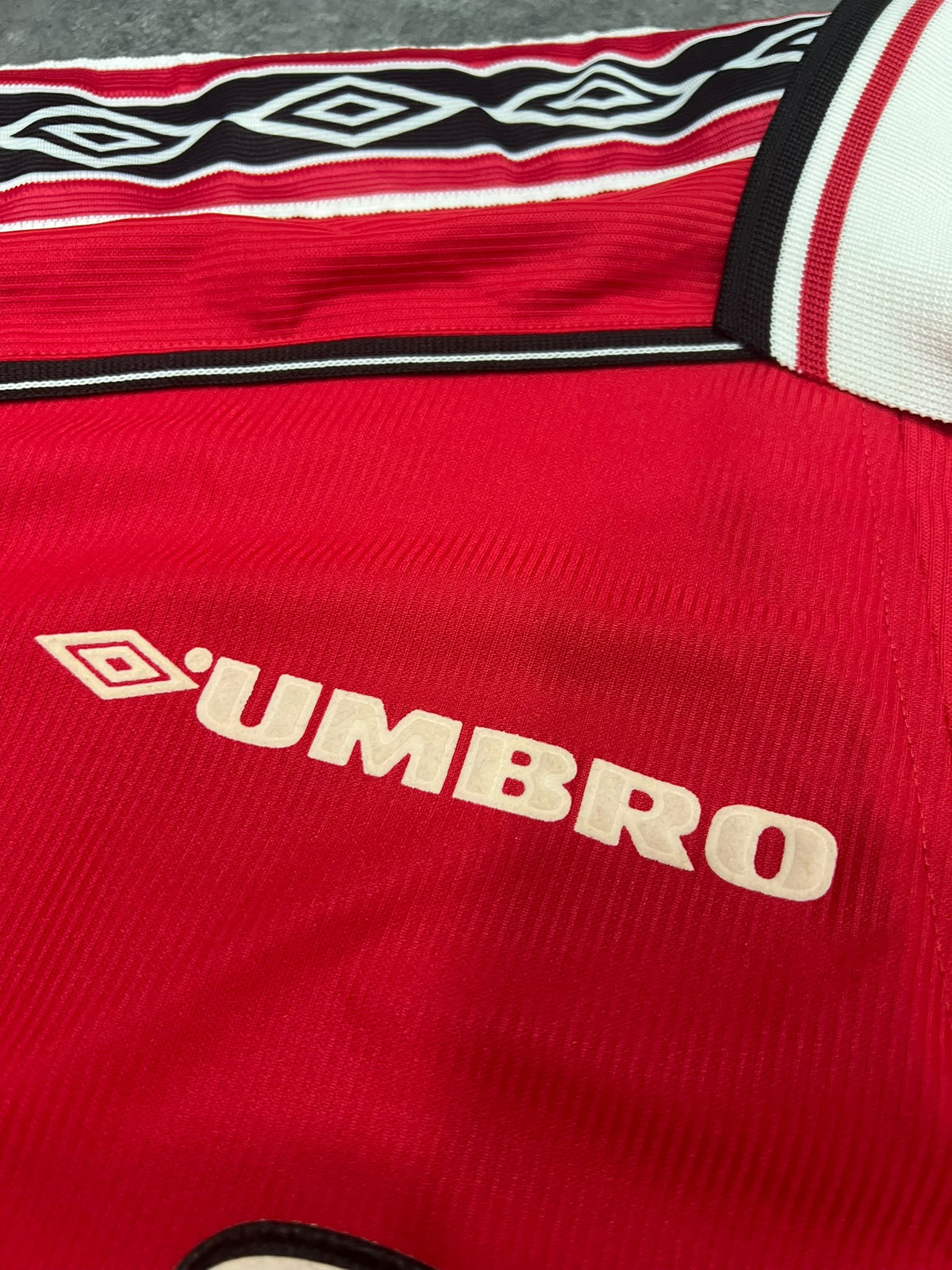 Manchester United Umbro 1998-00 Home – Camiseta Vintage Sharp Made in UK