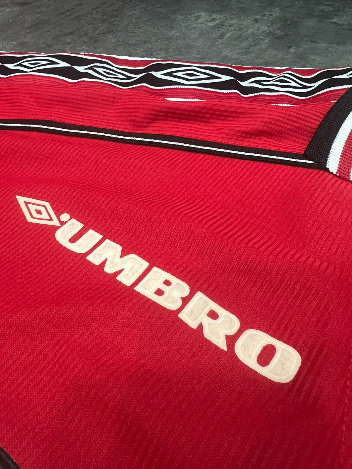 Manchester United Umbro 1998-00 Home – Camiseta Vintage Sharp Made in UK