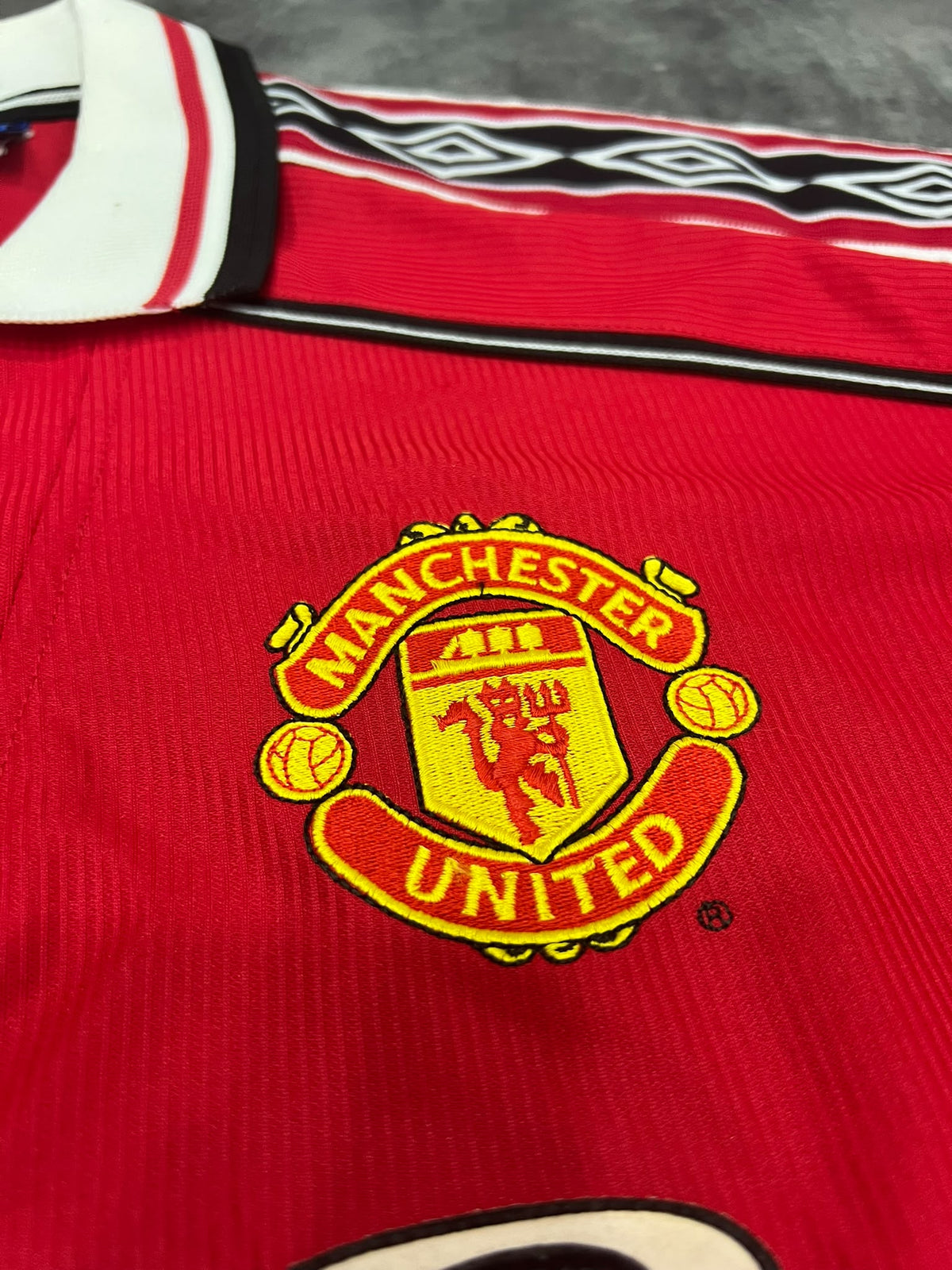 Manchester United Umbro 1998-00 Home – Camiseta Vintage Sharp Made in UK